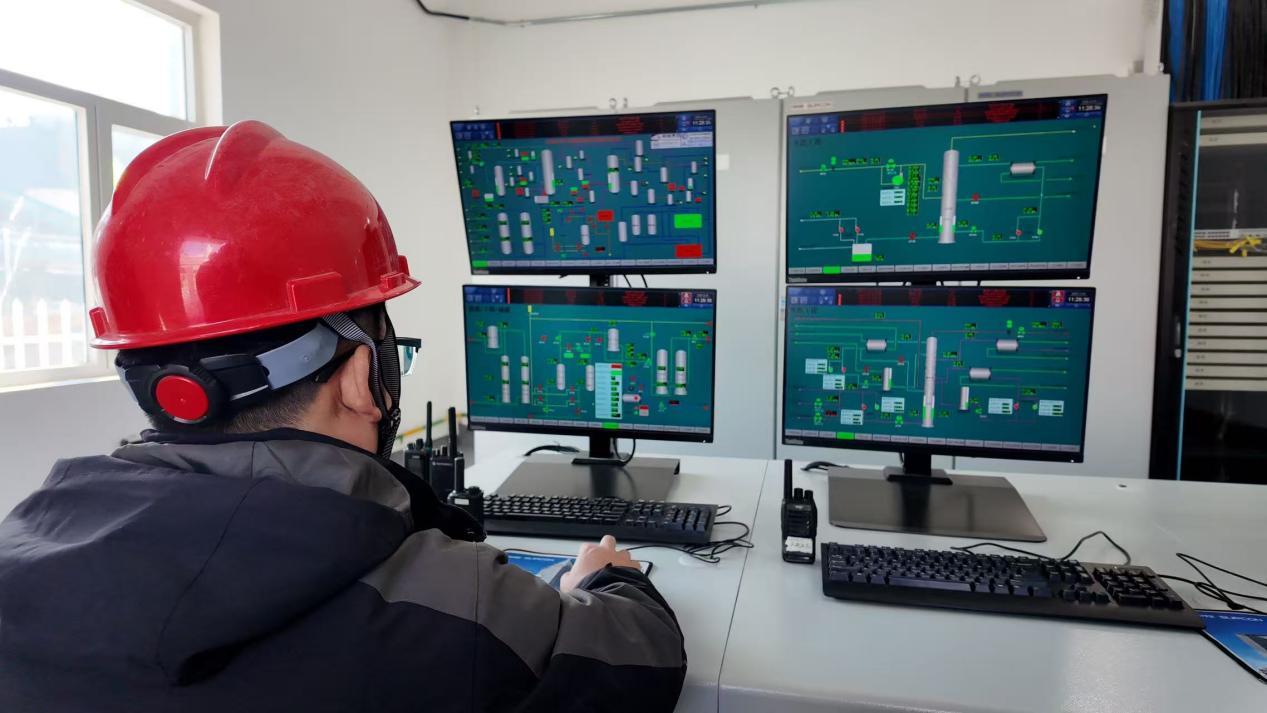 图为12月30日，工作人员演示二氧化碳补集流程。