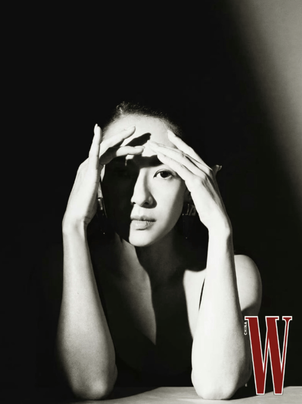 章子怡发丝飞扬。