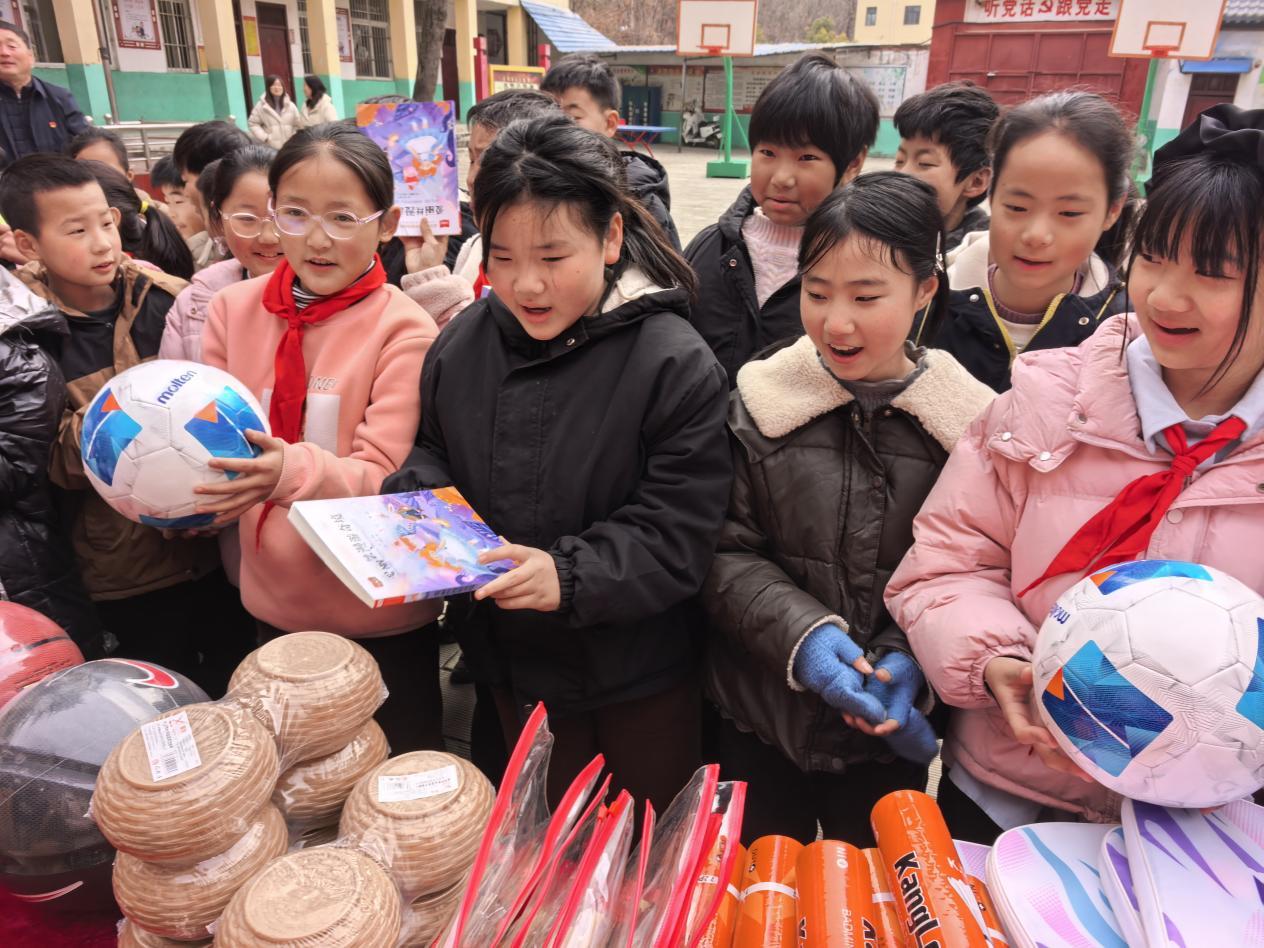 魯山縣：幫扶有溫度  幸?！皹烽_花”
