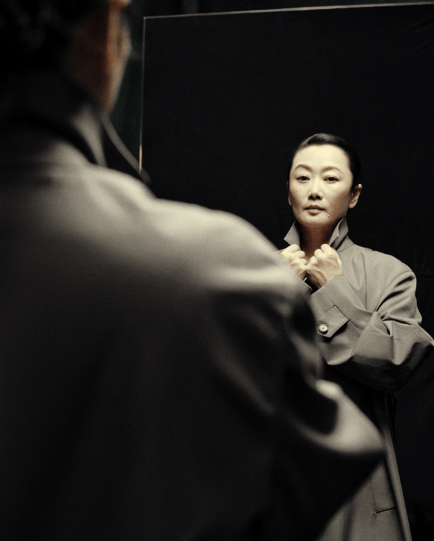 赵涛以侧身镜像出镜，装扮利落大气。