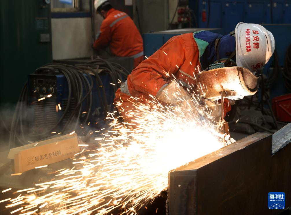 1月3日，湖北省中铁科工集团轨道交通装备有限公司技术工人对盾构机主体设备进行电焊作业。新华社发（赵军摄）