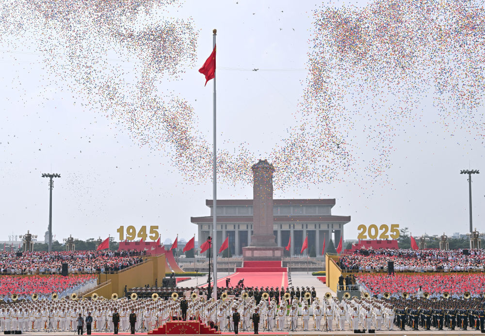 9月3日，纪念中国人民抗日战争暨世界反法西斯战争胜利80周年大会在北京隆重举行。这是纪念大会现场放飞气球。新华社记者李贺摄