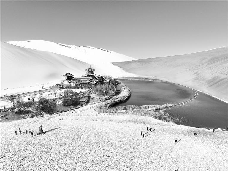 敦煌鸣沙山月牙泉　张晓亮