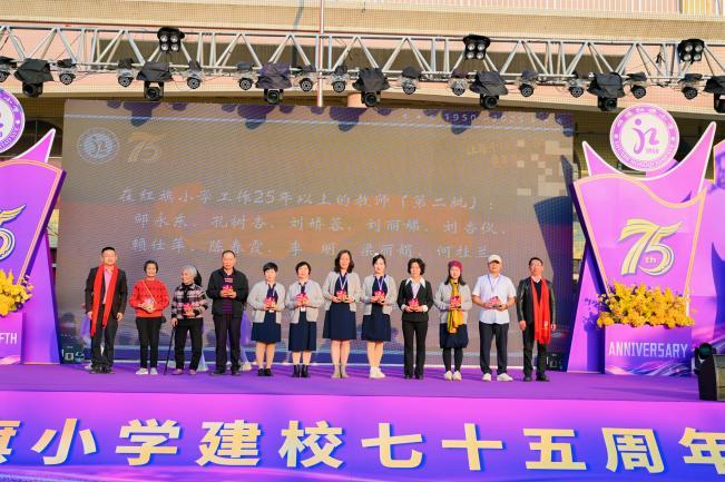 旗绽芳华七十载 薪传初心启新程