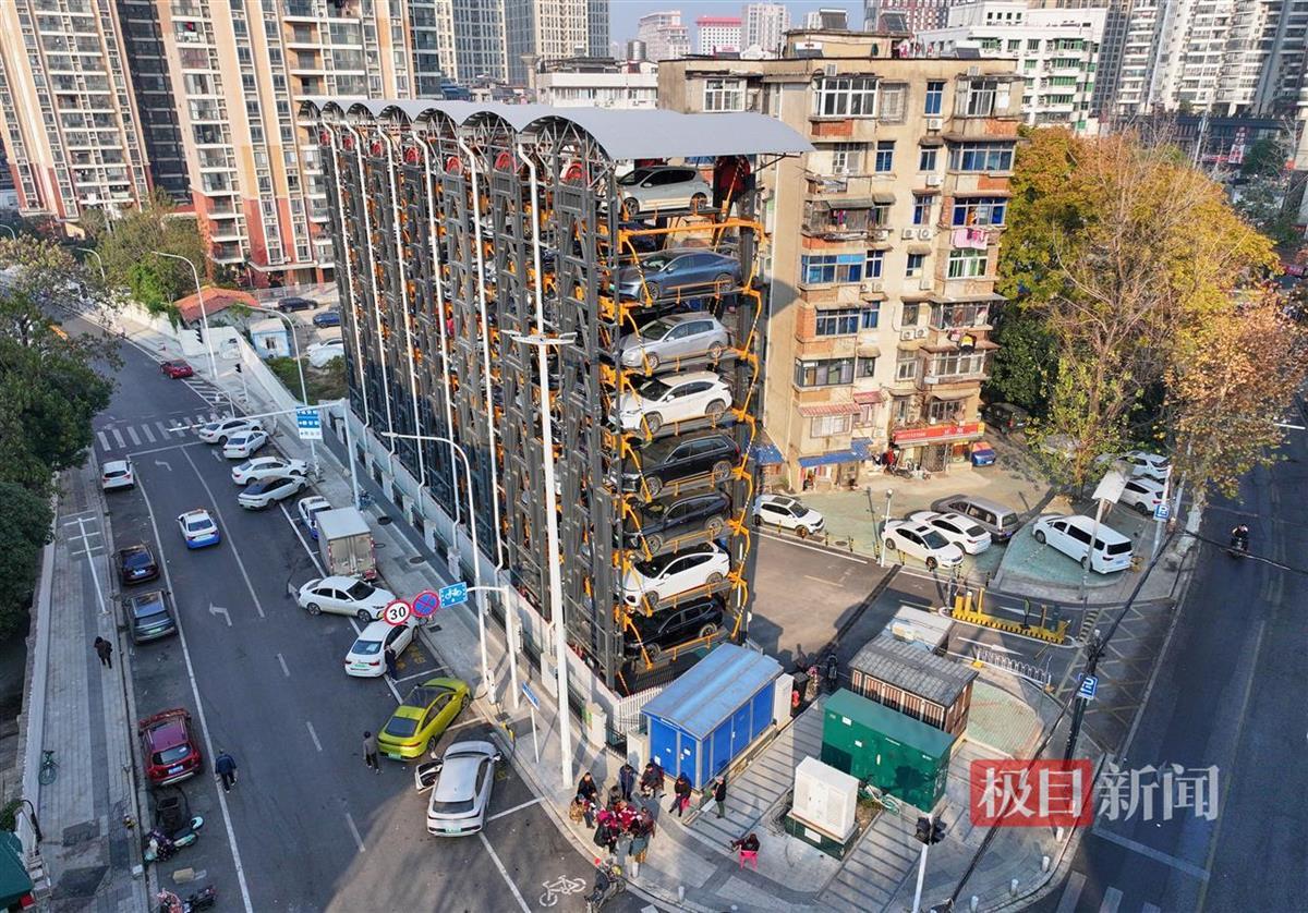 建在老旧小区旁的莲溪寺停车楼，提供132个车位