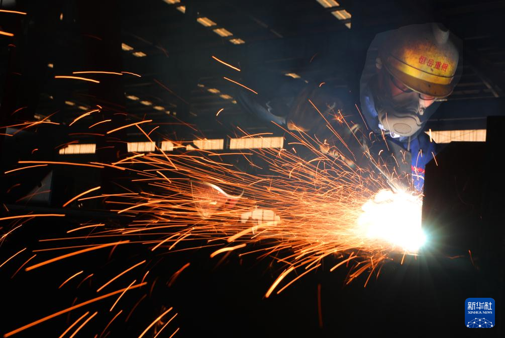 1月3日，在湖南省衡山县高新技术产业开发区，某重钢钢结构工程有限公司员工在进行建筑钢结构装备的生产加工作业。新华社发（曹正平摄）
