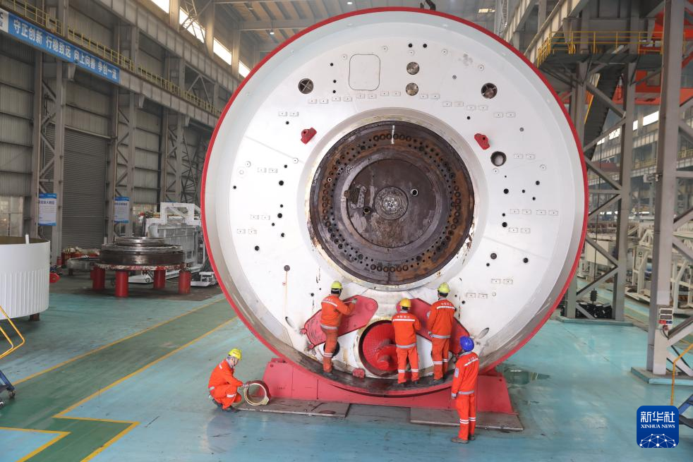 1月3日，湖北省中铁科工集团轨道交通装备有限公司技术工人对盾构机主体进行安装调试作业。新华社发（赵军摄）