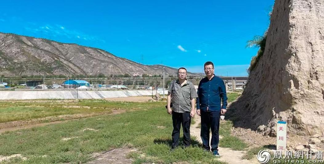 2021年9月，陈晓斌（左）在新莽权衡出土地现场考察。