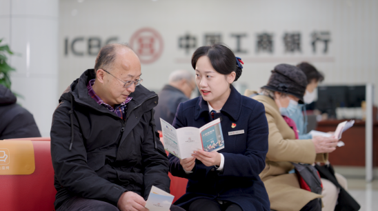 工行武汉水果湖支行营业室为老年客户讲解工行适老化服务及产品。