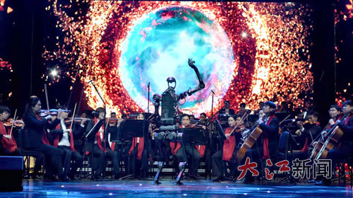 机器人“智音”执捧2026江西新年音乐会。