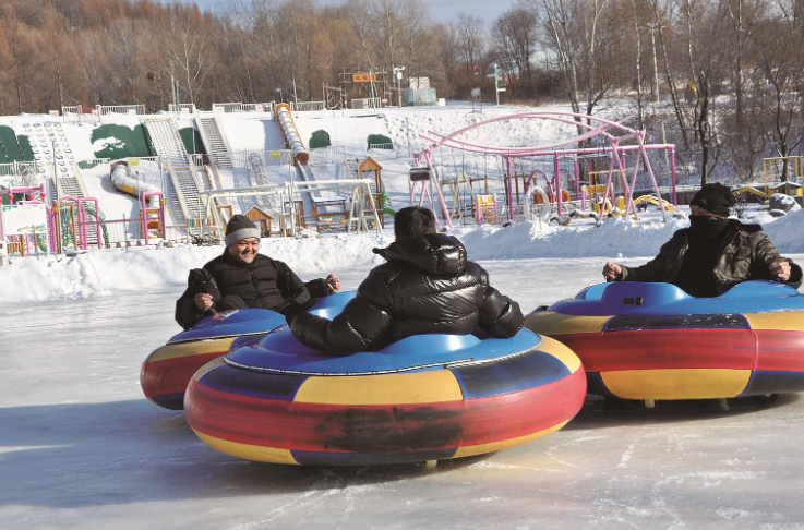 在纳美山谷旅游度假区里，冰上碰碰车项目吸引了游客游玩。