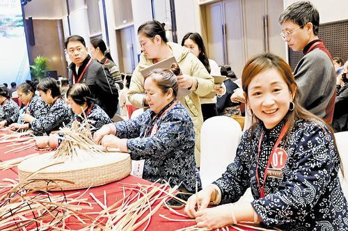 12月18日，雄安新区首届“雄安蒲艺师”劳务品牌职业技能大赛现场，“蒲草巧姐”们在展示技艺。本报记者 刘光昱摄