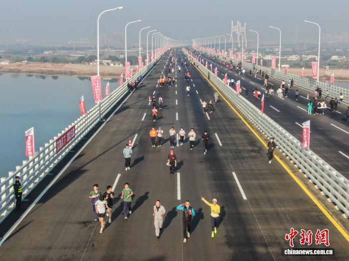 南昌隆兴大桥开通在即 4万余人跑步跨桥感受城市发展新貌