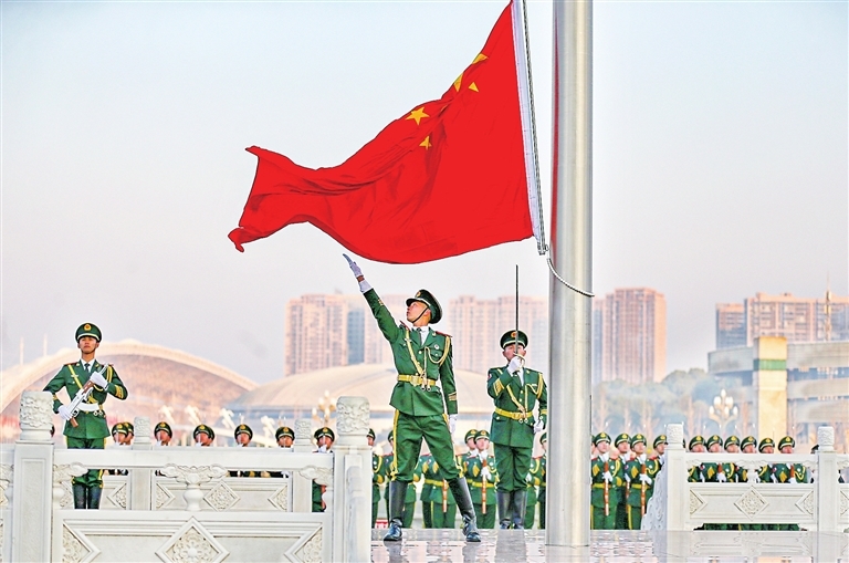 元旦升国旗仪式现场。　　（本报记者 欧阳海员 摄）