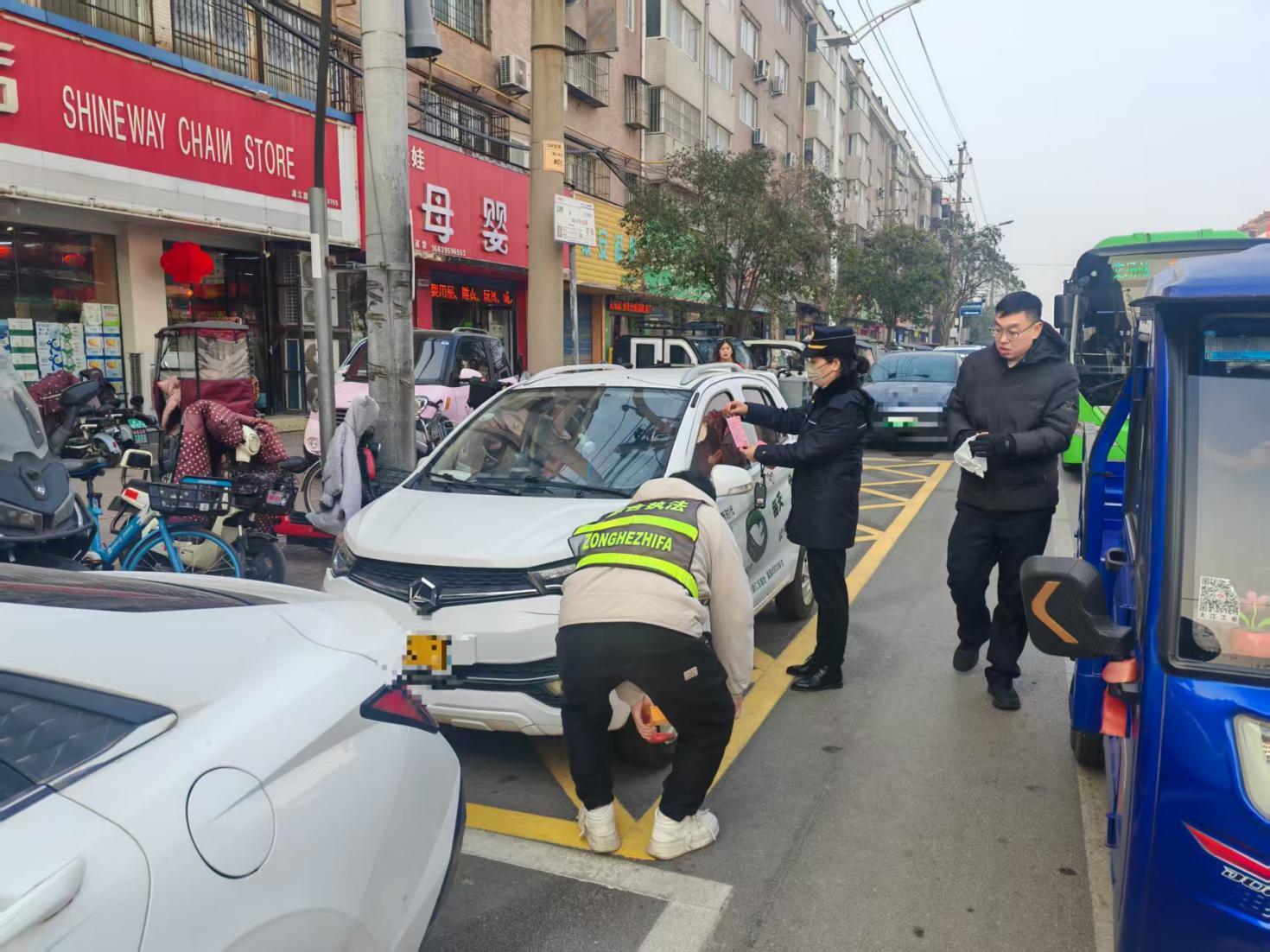 城管人員對(duì)人流量大的區(qū)域進(jìn)行車(chē)輛停放治理