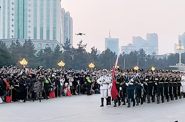 ▲迎着2025年的第一缕晨光，1月1日，南昌八一广场元旦升国旗活动举行。