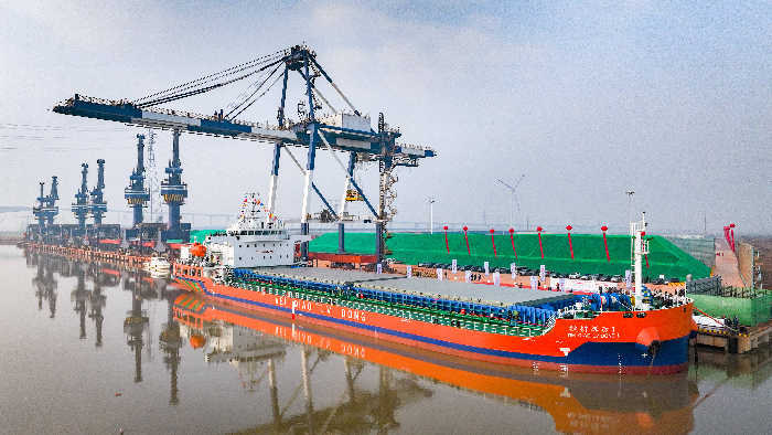 全球首艘万吨级近海新能源散货船滨州启航