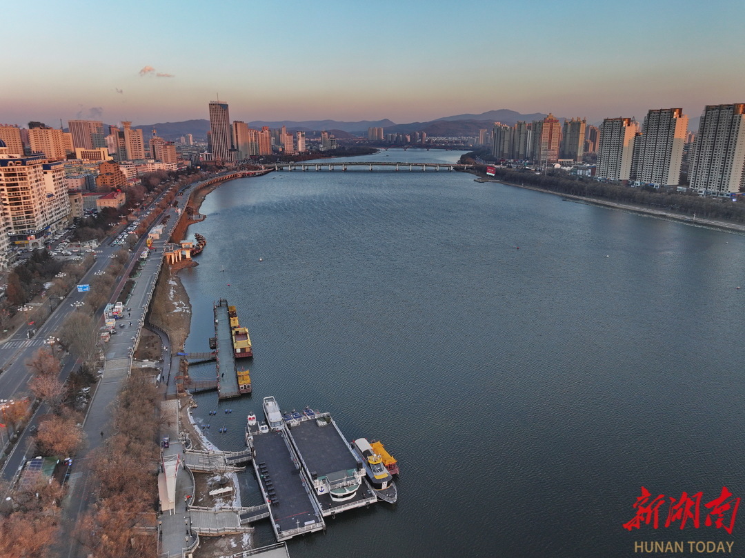 松花江畔高楼林立。