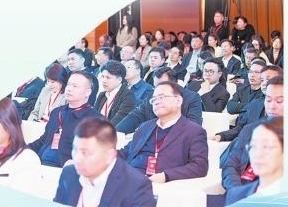 参会嘉宾认真听会。本报全媒体记者 吴福清摄