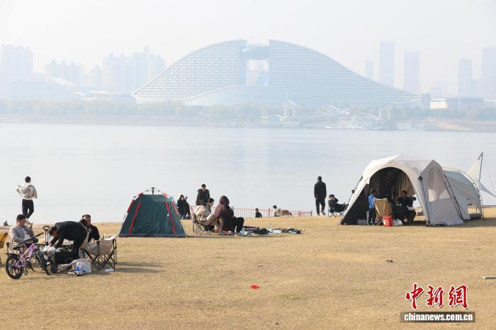 武汉天气晴好 市民乐享冬日暖阳 武汉人,有自己的“快乐时光”!(图3) 武汉天气晴好 市民乐享冬日暖阳 武汉人,有自己的“快乐时光”!(图3)