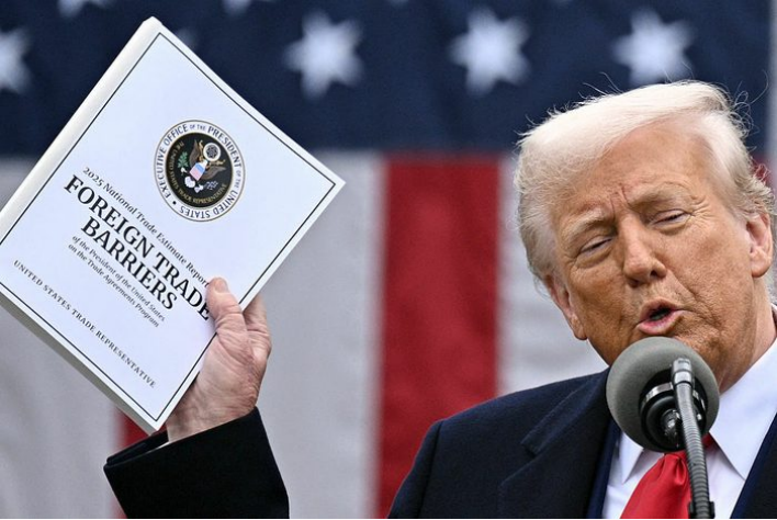 ▎2025日,美国总统特朗普公布“解放日关税”政策,全球对贸易战的恐慌情绪蔓延。图源:法新社/盖蒂图片社