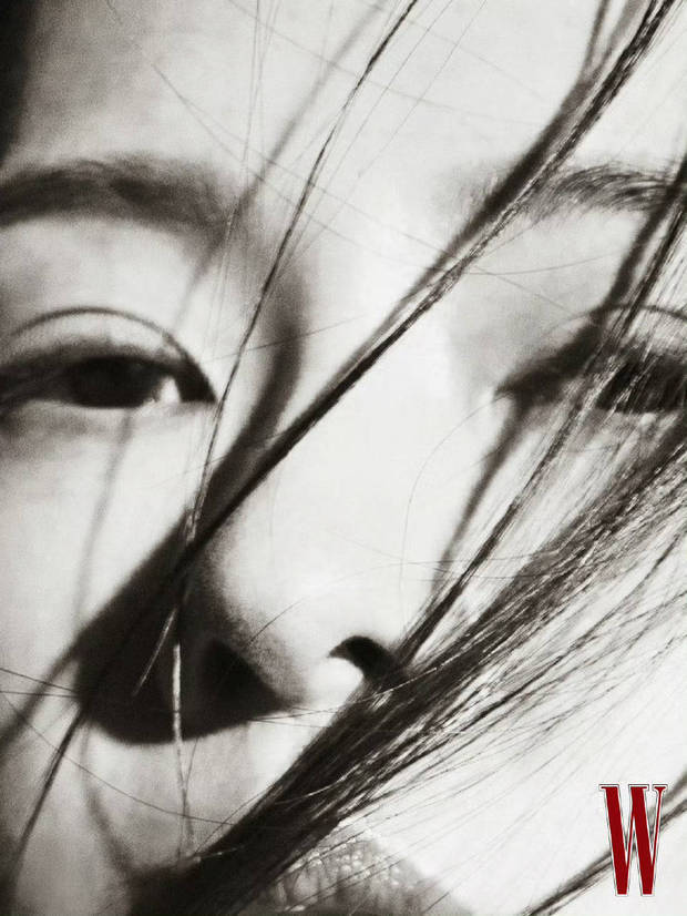 章子怡前凸后翘。