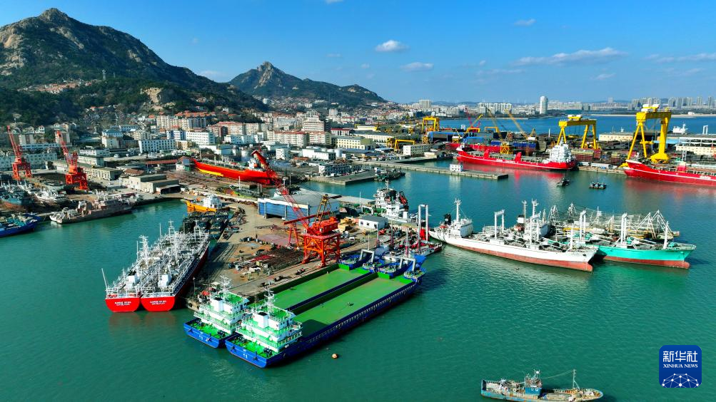 1月2日，山东省荣成市石岛管理区石岛湾畔一家造船企业船坞内，多艘大型船舶在加紧建造。新华社发（杨志礼摄）