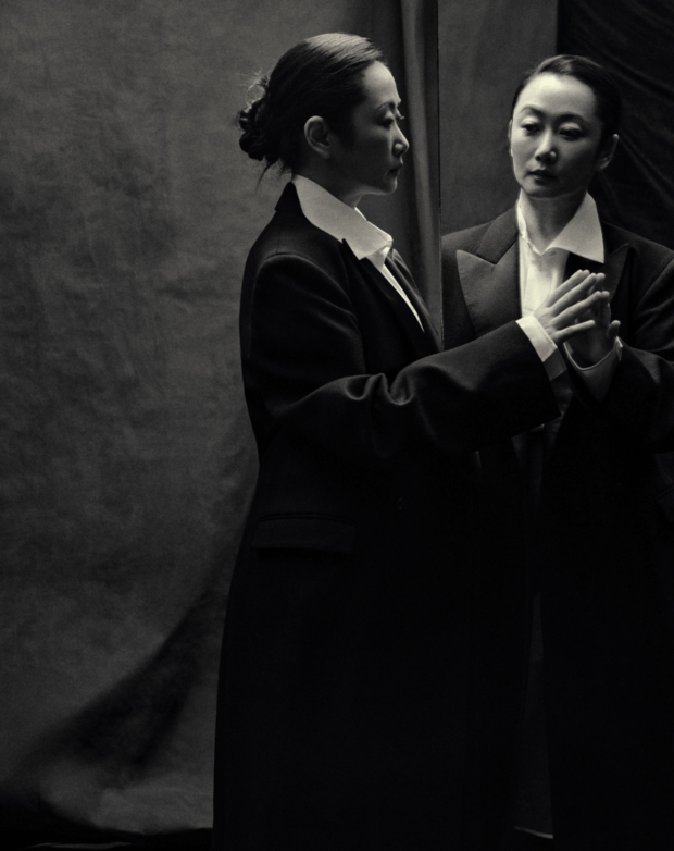 赵涛西装装扮利落冷艳，互动姿态添了叙事感。