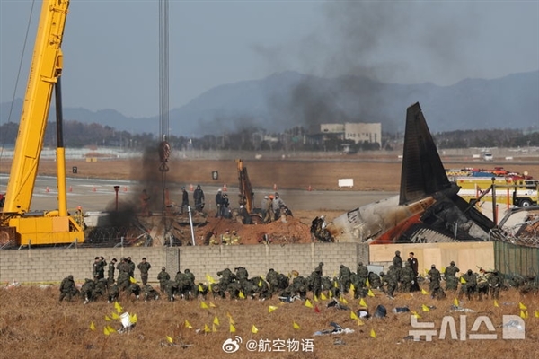 距空难事故已过4天 韩国济州航空失事客机残骸今日又起火