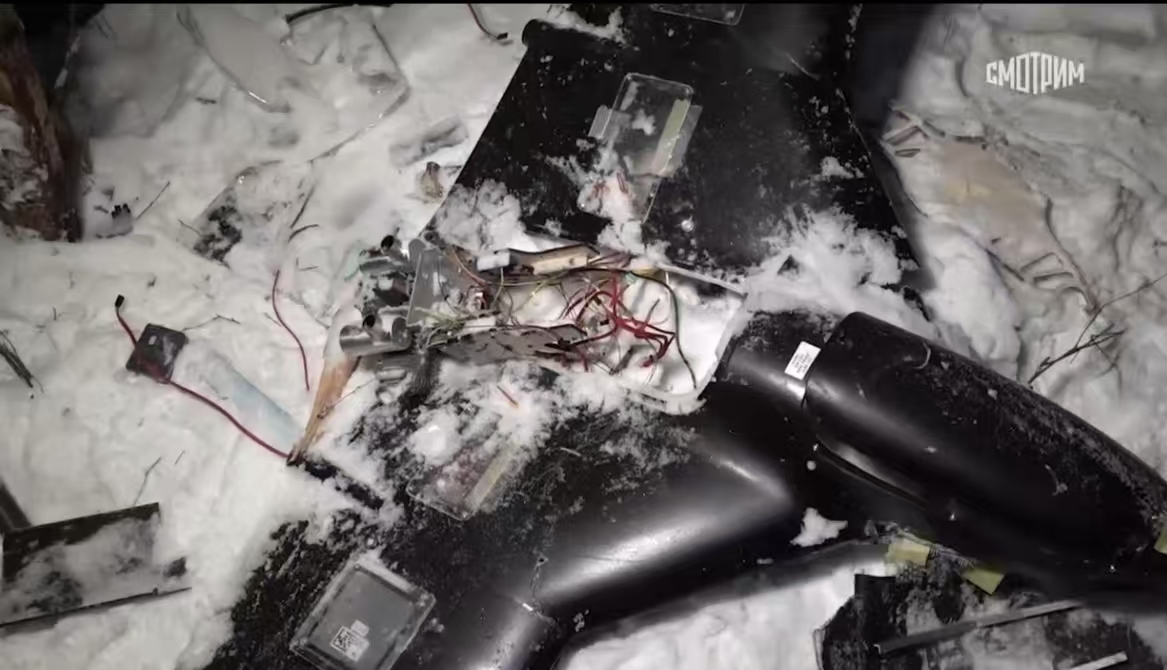 俄国防部公布袭击普京官邸的乌军无人机残骸和作战细节