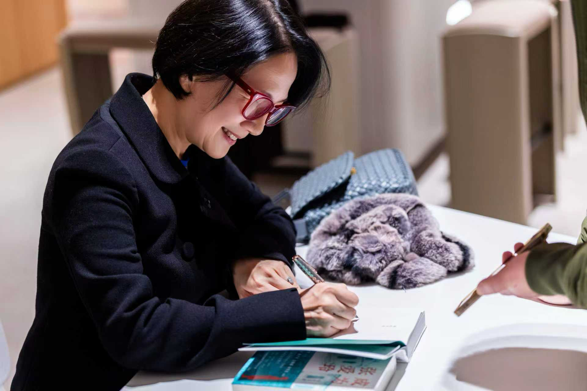 张爱玲的求学生涯学术讲座暨《成为张爱玲》签售活动顺利举办