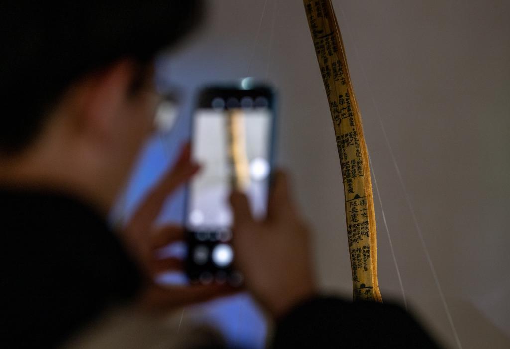 游客参观居延汉简展览　新华社记者　连振　摄