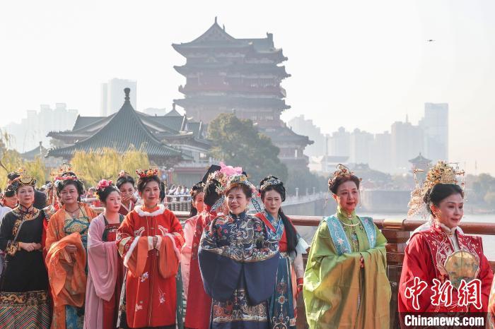 2025年1月1日，江西南昌，众多游客身穿汉服，沿着滕王阁脚下的滨江步道巡游。中新社记者 刘力鑫 摄