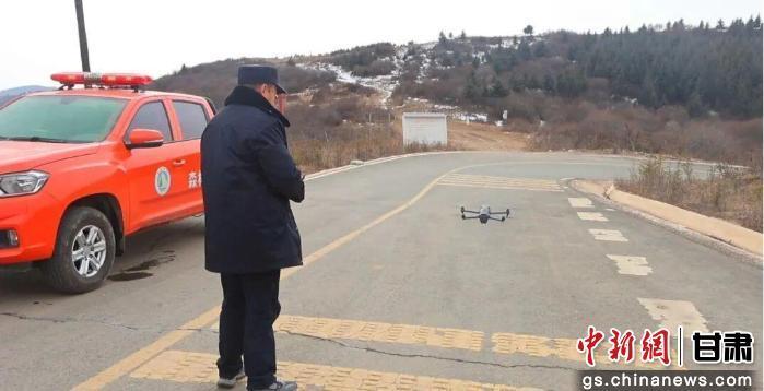 图为工作人员操控无人机开展林区空中巡护　漳县融媒体中心供图