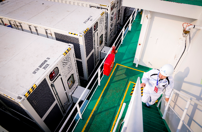 全球首艘万吨级近海新能源散货船滨州启航