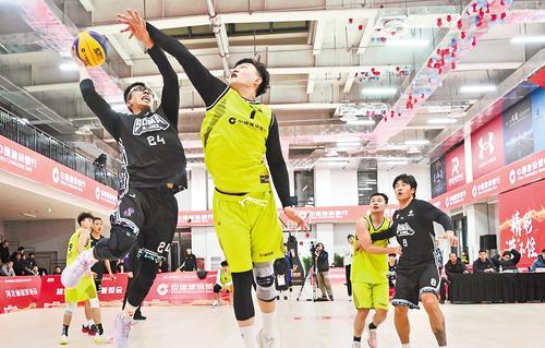 2024年12月28日，2024雄安新区三人篮球文化周在雄安新区容西全民健身中心开幕，图为山东队与SOMA联盟队的比赛。本报记者 刘光昱摄