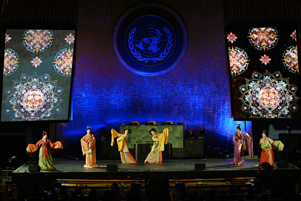 6月9日，在位于纽约的联合国总部，演员在“跨越山海的文明对话”专场文艺演出上表演华服秀“锦绣之约”。为庆祝“文明对话国际日”，“文明交流互鉴”全球对话系列活动当日在美国纽约联合国总部举办。新华社记者李睿摄