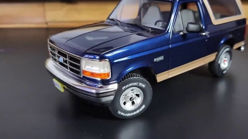 从雨中尴尬到全球标准：詹姆斯・莫伊伦与油箱盖箭头的故事