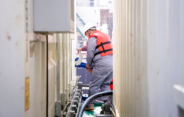 全球首艘万吨级近海新能源散货船滨州启航