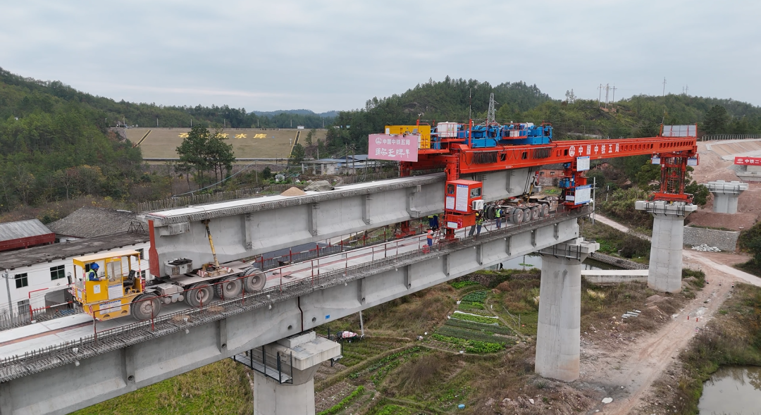 瑞梅铁路白狮丘特大桥架梁作业现场一片火热