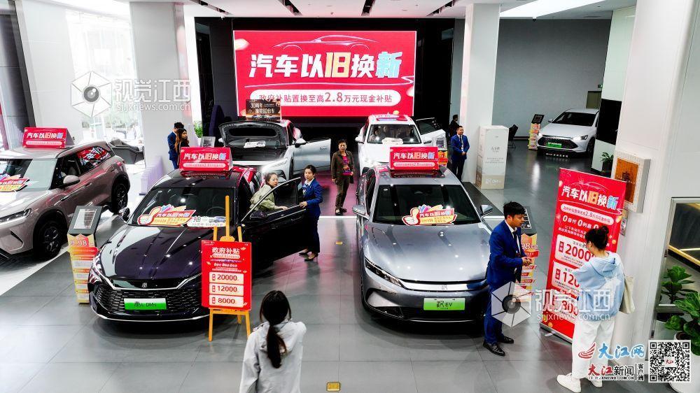 市民正在选购新能源汽车（黄欣 摄）