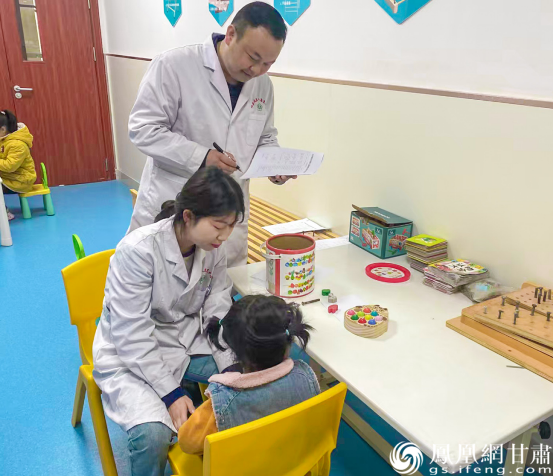 岷县残疾人康复服务中心工作人员为患儿做康复效果评估