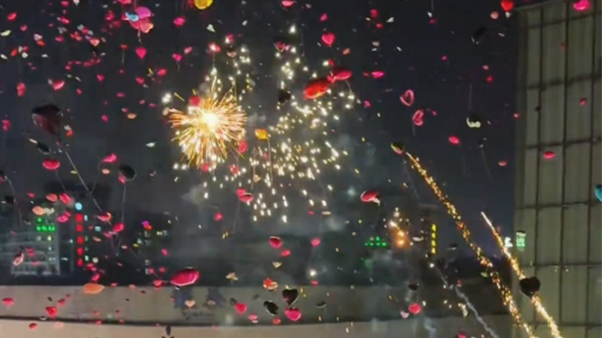 杭州警方：男子跨年夜在人群放飞气球时点燃烟花喷射，已被采取刑事强制措施