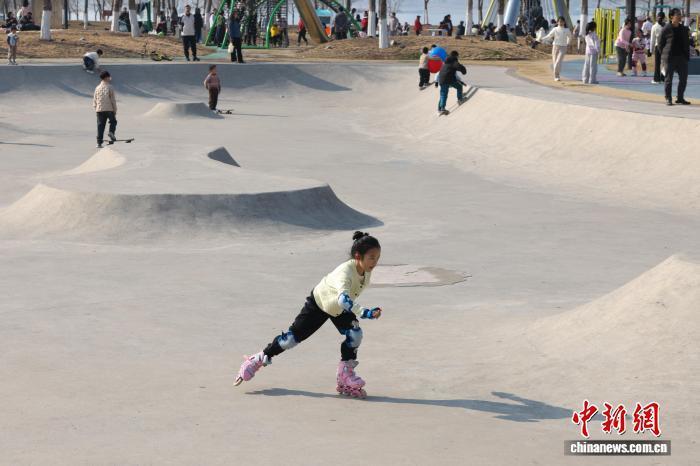 武汉天气晴好 市民乐享冬日暖阳 武汉人,有自己的“快乐时光”!(图1) 武汉天气晴好 市民乐享冬日暖阳 武汉人,有自己的“快乐时光”!(图1)