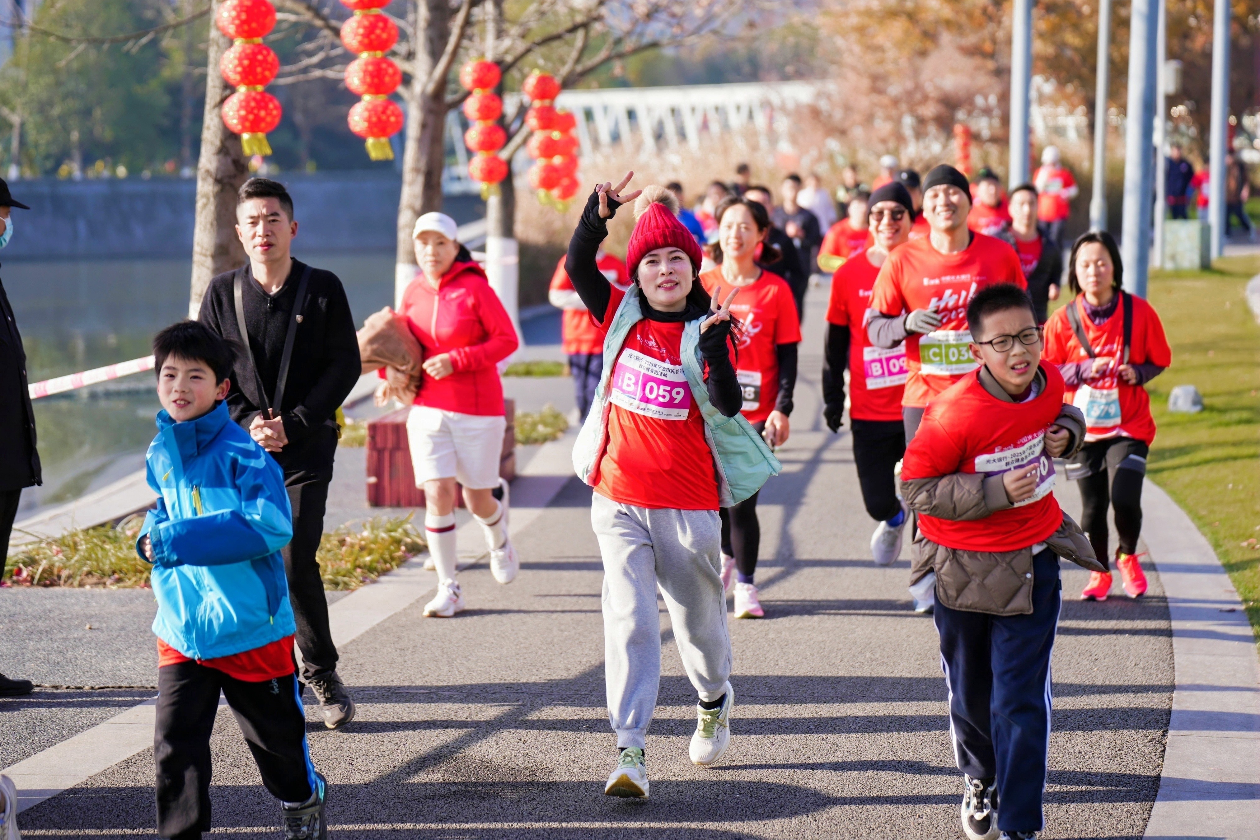 爱上健身 享受健康  2025年宁波市迎新年群众健身跑活动鸣笛起跑