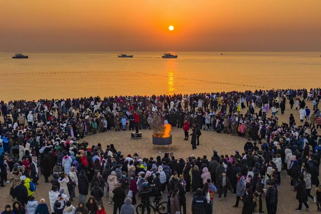 日出过后，市民游客在沙滩互动庆祝。李玉涛 摄