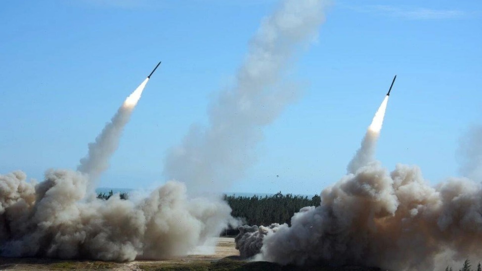 国防大学教授张弛表示,“台独”分裂分子在哪里,我们的“火力套餐”就送到哪里。