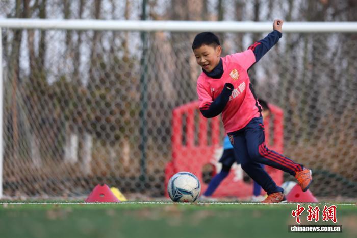图为一名男孩正在练习带球。中新社记者 刘占昆 摄