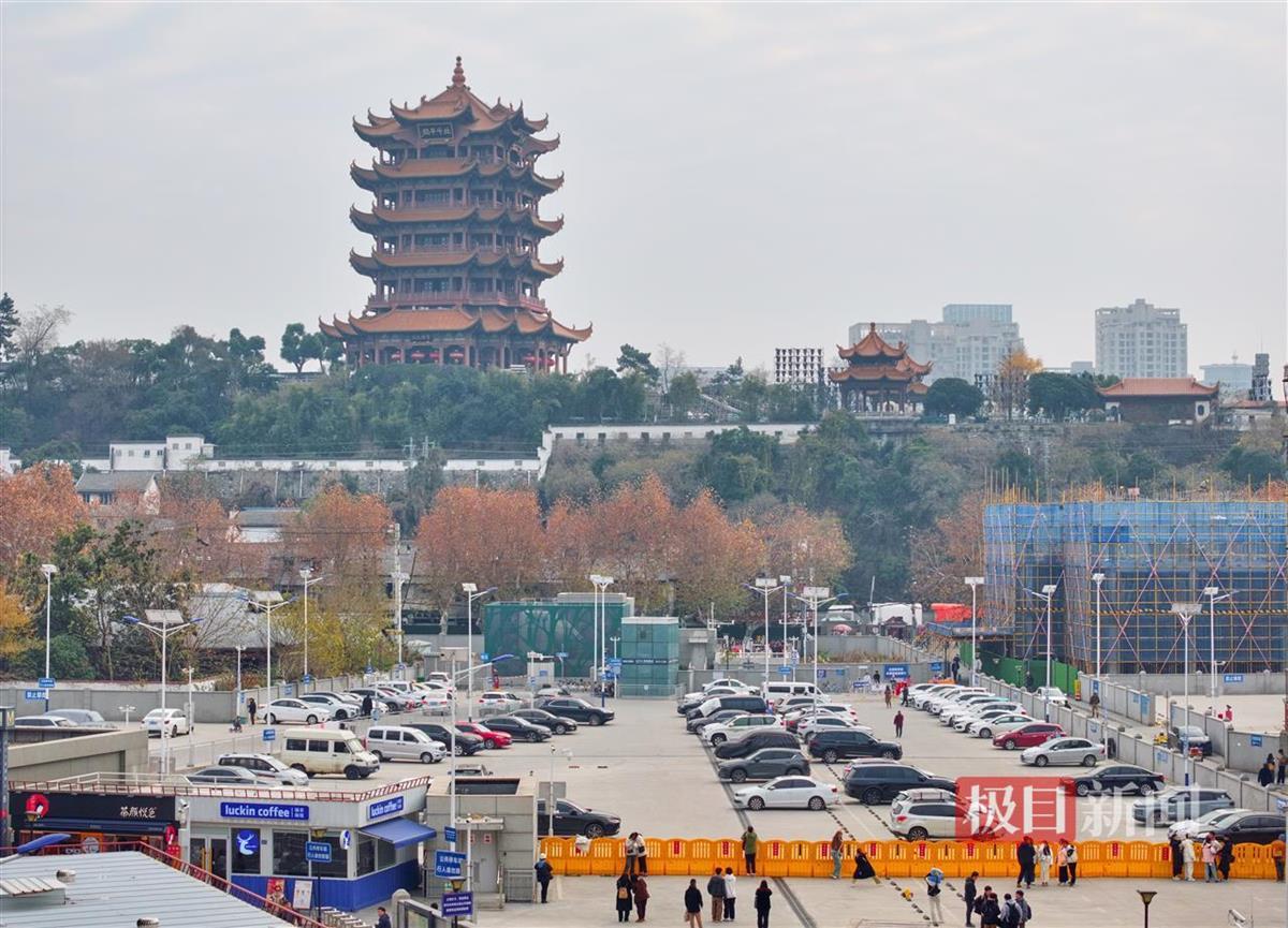 黄鹤楼红墙下增设的停车场