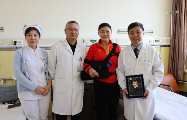 ▲潘海乐教授(右1)和奚春阳教授(左2)、刘玲玲护士长(左1)与姚伟丽(右2)合影